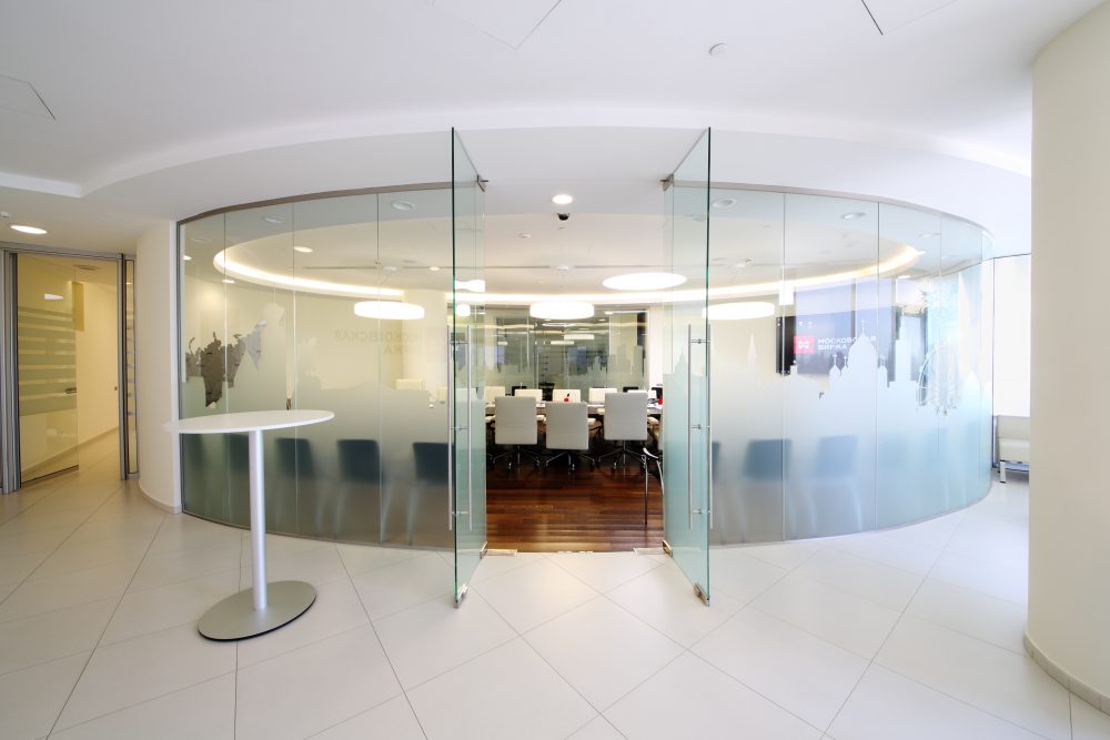 curved glass partitioning
