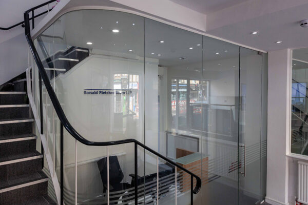 glass-curved-partition