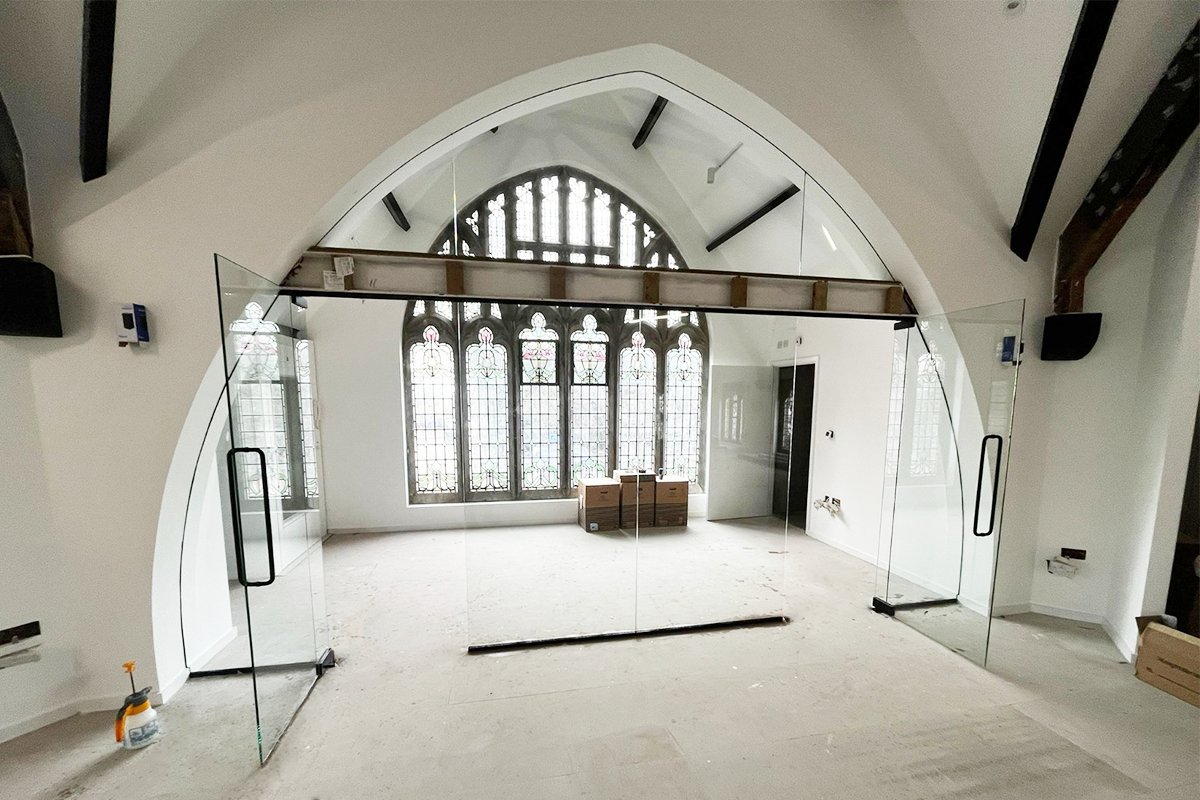 Classic Architecture With Frameless Glass Partitioning